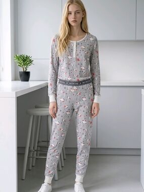 Cuddl Duds Two-Piece Gray Pajama Set Polar Bears W/Red Hats, Sweaters Print XS